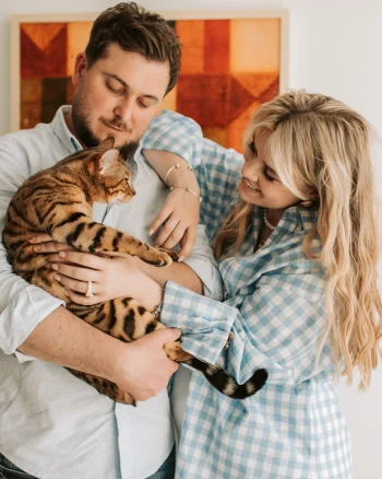 Fotografia de uma família com seu Pet.